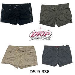 „Energie aus den 90ern in diesen Mini-Shorts servi..