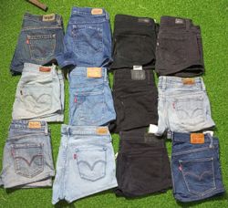 LEVI’S MINI SHORTS (Z 009)