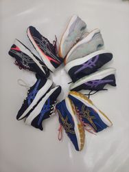 Chaussures de sneakers Asics disponibles. En bon é..