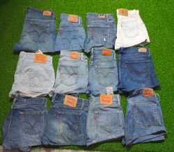 LEVI’S MINI SHORTS (Z 010)