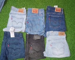 LEVI’S MINI SHORTS (C 238)