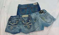 CR11650 UPCYCLED MIX-BRANDED MINI DENIM SHORTS