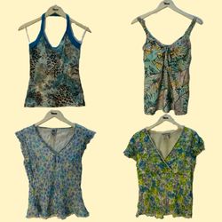Lotto di bluse stampate e canottiere da donna