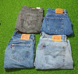 LEVI’S SHORTS (D 240)
