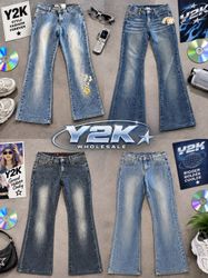 Jeans acampanados con adornos y efecto desgastado