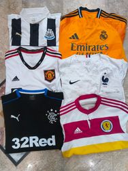 T-shirts authentiques de football