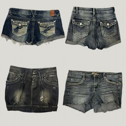 Shorts en denim grunge trashy Y2K ornés de bijoux ..