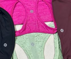 Lululemon tops (1079)
