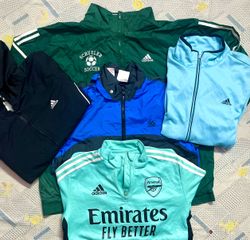 Adidas-Trainingsjacken und Windbreaker