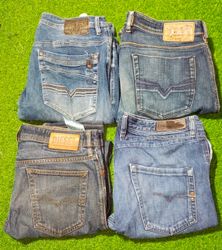 DIESEL HOMMES PORTENT DES JEANS