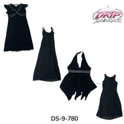 Robe en poly Y2K de minuit avec des styles de rue ..