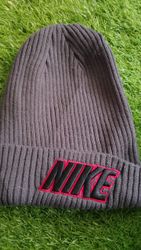 Nike Adidas e berretti con marchi misti