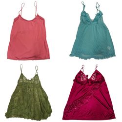 Bundle aus verschiedenen Damen-Camisolen und Spitz..
