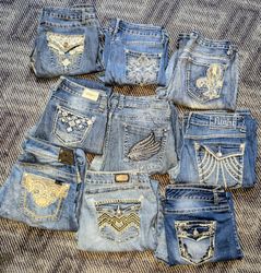 GRACE VIGOSS AND OTHER BRAND WOMAN WEAR JEANS BOOT..