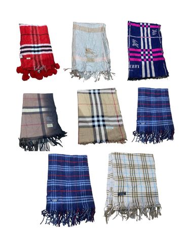 Long Burberry scraves 🧣 with beige colour 25 pcs