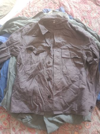 100 Stück verfügbar für Arbeitshemden und Hosen.