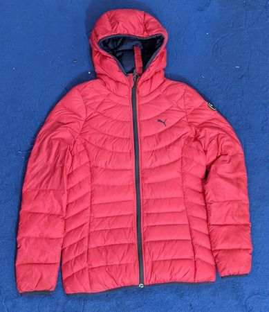 Vêtement d'occasion Fila, Puma, Levi's, Lee et Patagonia, 10 pièces de doudounes et vestes.