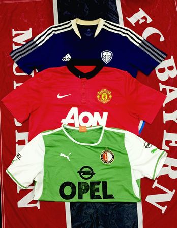 Camisas de clubes de futebol.