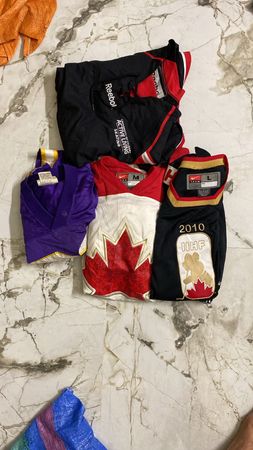 Gemischtes Sporttrikots-Bundle - Fußball, Baseball, Hockey, Basketball. Starter-Trikots, gemischte Ligen und mehr!