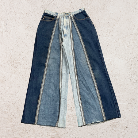JEANS À BANDES EN DENIM REMANIÉ SS24