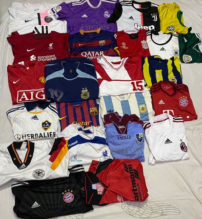 Maillots/T-shirts de club de football authentiques 71 pièces