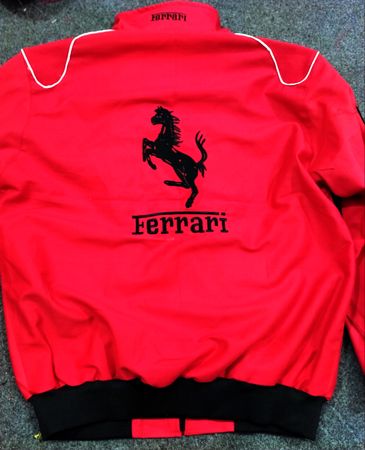 Vestes de course Ferrari inspirées par le style vintage rouges et noires, 25 pièces