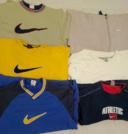 ヴィンテージのNikeスウェットシャツとフーディ