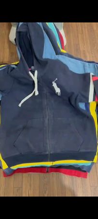 Ensemble de 50 sweat-shirts à capuche de marque