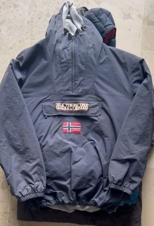 10 pièces de doudounes Napapijri