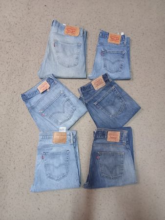 20 peças de jeans Levis com marca