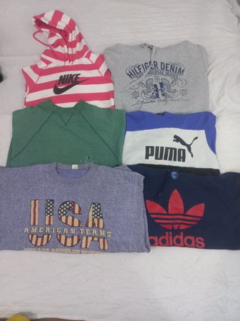 Mischung aus Marken-Sweatshirts und Hoodies