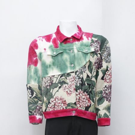 Vêtements en jean et en tapisserie teints à la main recyclés