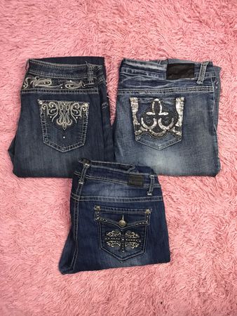 美しいフレアジーンズと美しいバックポケット。