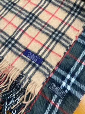Écharpes Burberry 50 pièces