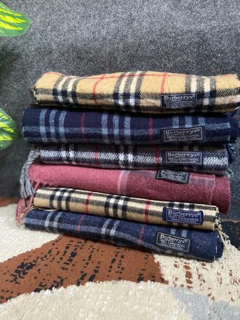 Écharpes Burberry 50 pièces