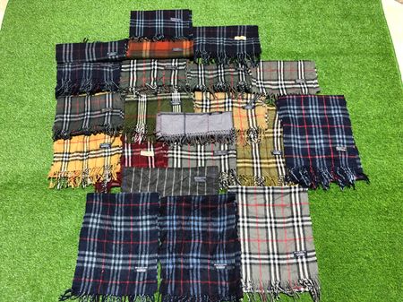 Écharpes Burberry 50 pièces