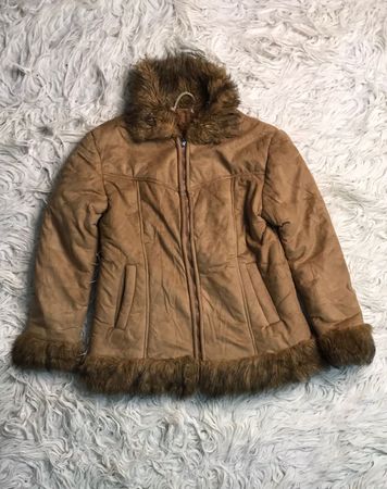 Belos casacos de afghan de pele.