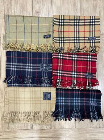 Foulards Burberry 50 pièces