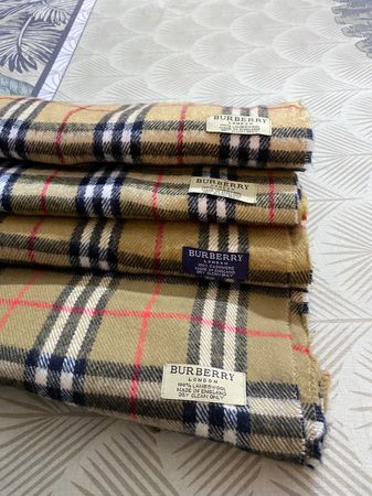 Écharpes beiges Burberry des années 2000 sans idée