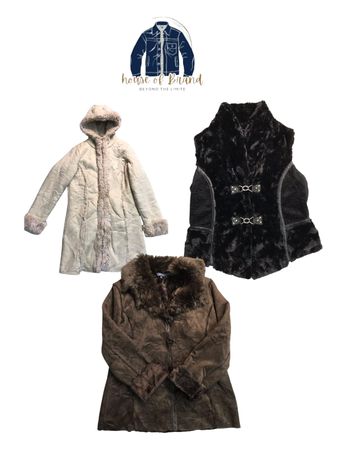 Belos casacos afegãos longos de estilo.