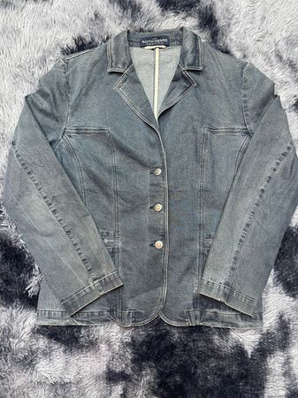 デニムジャケットの美しいデザインとY2K