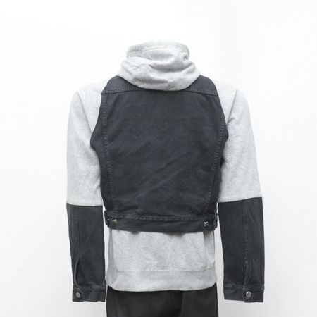 Capuches en denim upcyclé avec des patchs