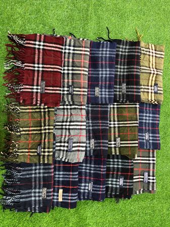 Écharpes Burberry 30 pièces