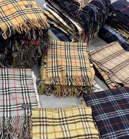 Écharpes Burberry 50 pcs