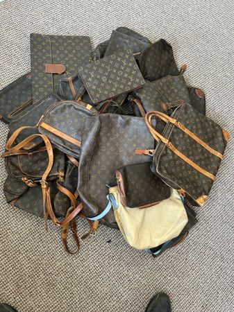 Ensemble de 30 sacs Louis Vuitton.