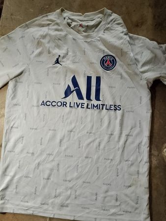 Adidas et t-shirts de football de marques mixtes