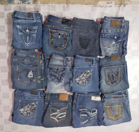 UNBRANDED  WOMEN WEAR JEANS  TOTAL 12 PIECES (ID 200)
