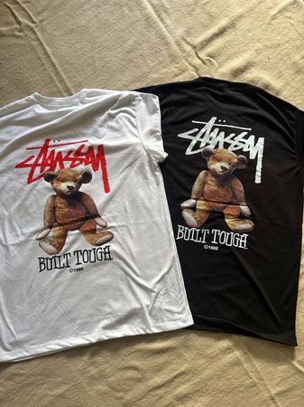 Stussy réinvente des t-shirts robustes style 20 pièces.