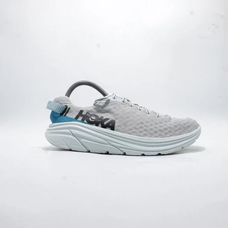 Ensemble de baskets Hoka one one de 20 pièces.