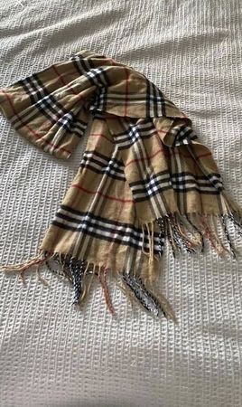 Écharpes Burberry couleur beiges 10 pcs exactes